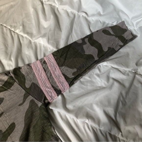 Hollister - Must Have Collection: Camo Cropped Long Sleeve Shirt - Picture 3 of 6